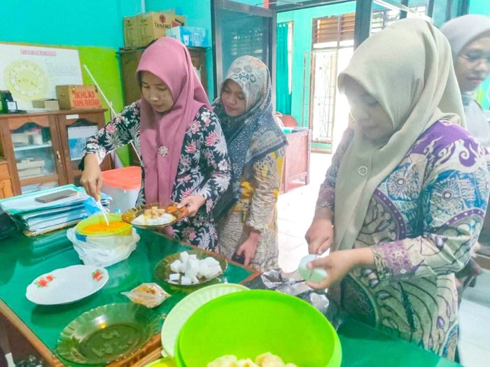 Hangat dan Akrab: Guru MTsN 1 Bungo Santap Lontong Bersama di Pagi Hari