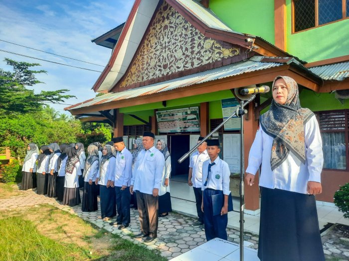 Ibu Syam Anggraini Tekankan Pentingnya Tanggung Jawab dan Keseriusan Belajar dalam Amanat Upacara