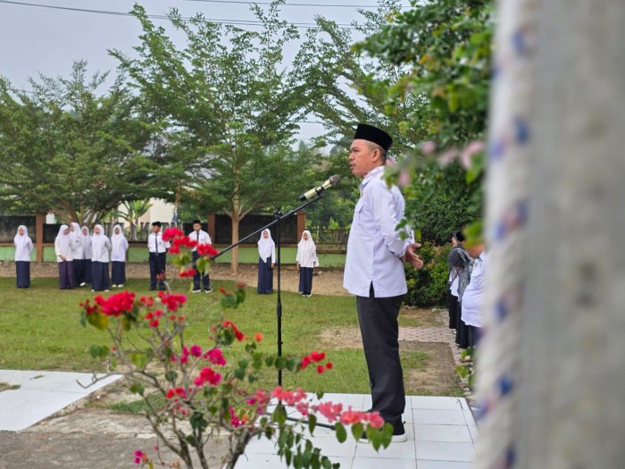 Upacara Bendera MTsN 1 Bungo Berlangsung Khidmat, Tanamkan Disiplin dan Kepedulian terhadap Kebersihan