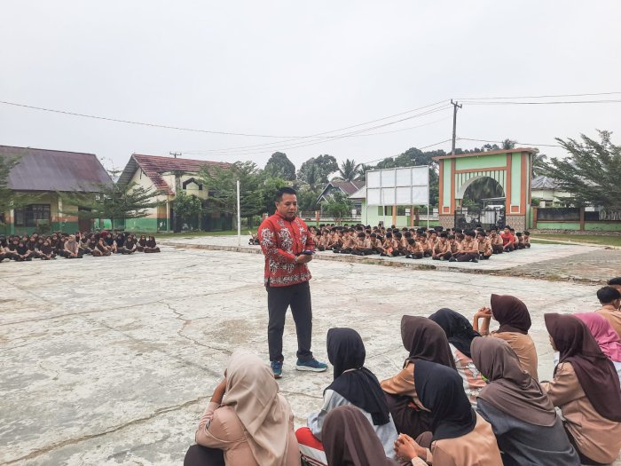 Awali Hari dengan Cahaya Al-Quran, Pengajian Rutin MTsN 1 Bungo Berlangsung Khusyuk dan Penuh Semangat Awali Hari dengan Cahaya Al-Quran, Pengajian Rutin MTsN 1 Bungo Berlangsung Khusyuk dan Penuh Semangat