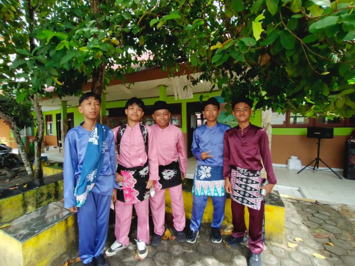 Gemulai Penuh Makna: Solidaritas Peserta Didik MTsN 1 Bungo Hidupkan Tari Tradisional Sumatera