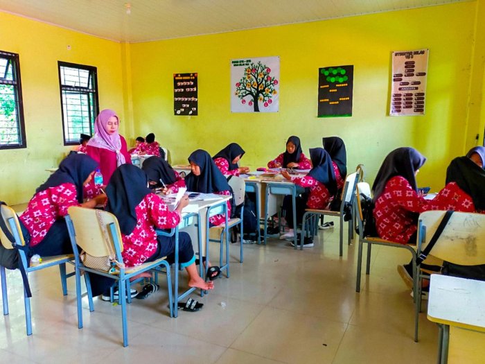 Metode Diskusi Tingkatkan Antusias Belajar Bahasa Inggris Siswa Kelas 8