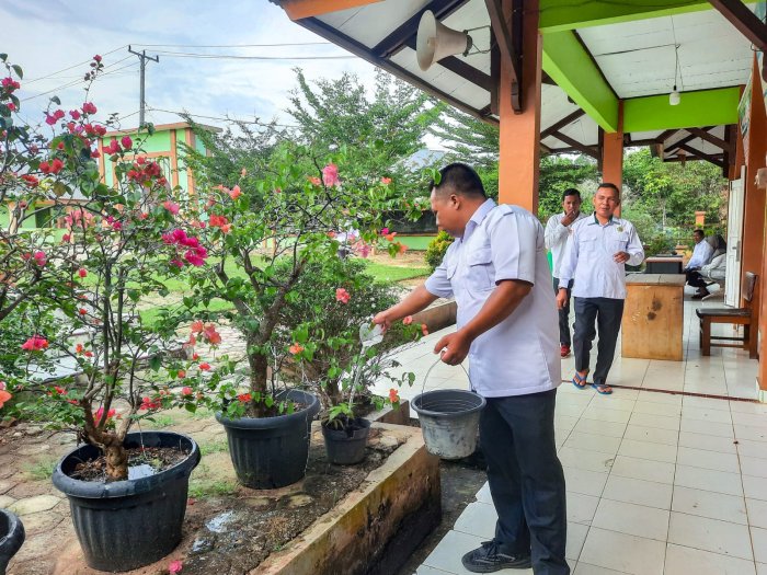 Teladani Panca Cinta, Guru MTsN 1 Bungo Rawat Tanaman dengan Dedikasi: Wujud Nyata Program Ekoteologi Kemenag RI