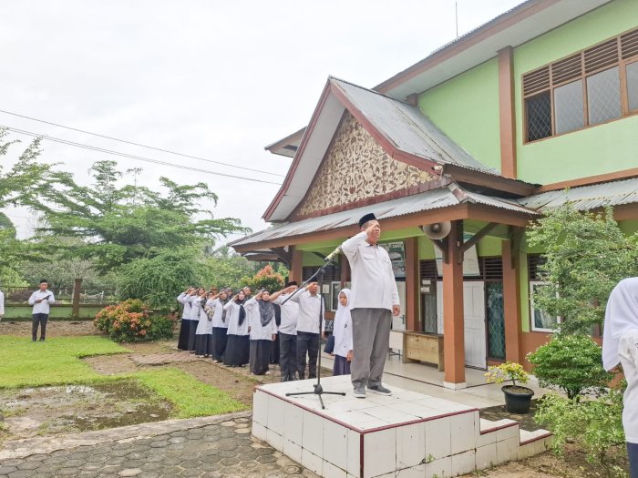 Upacara Bendera MTsN 1 Bungo Teguhkan Nilai Disiplin dan Kurikulum Berbasis Cinta