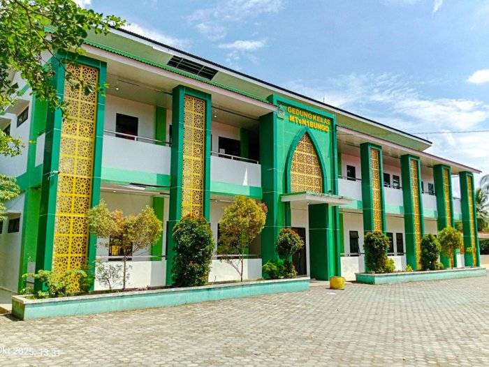 Warga MTsN 1 Bungo Kompak Jaga Kebersihan dan Keindahan Lingkungan Madrasah
