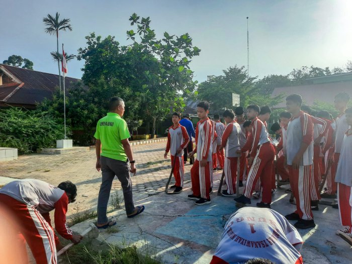 Waka Kesiswaan Berikan Arahan Teknis Pelaksanaan Gotong Royong, Kepala Madrasah Apresiasi Semangat Peserta Didik