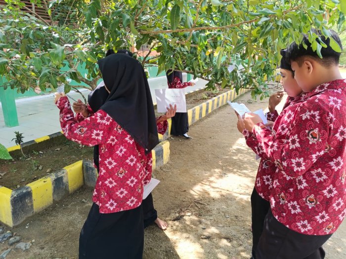 Siswa Kelas VII A MTsN 1 Bungo Laksanakan Penilaian Harian Akhir Bab dengan Metode Berburu Soal yang Inovatif!