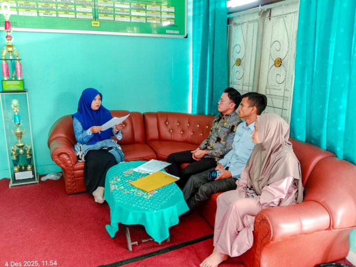 Terapkan Prosedur Baku, Waka Kurikulum MTsN 1 Bungo Layani Tamu Terkait Pendidikan Madrasah