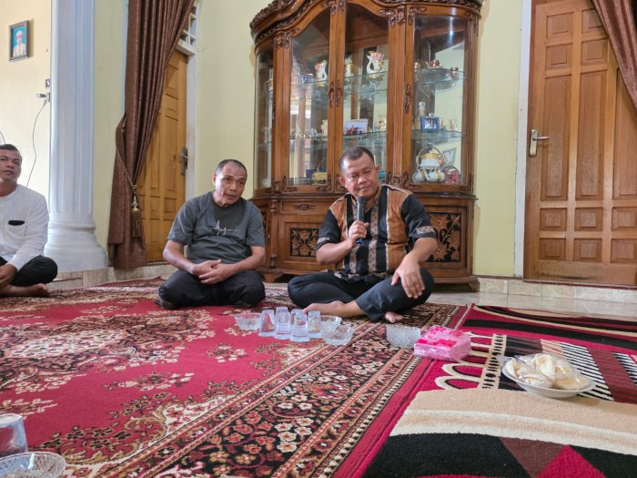 Kebersamaan Penuh Doa: Keluarga Besar MTsN 1 Bungo Hadiri Undangan Naik Haji Ibu Mahdalena Kebersamaan Penuh Doa: Keluarga Besar MTsN 1 Bungo Hadiri Undangan Naik Haji Ibu Mahdalena