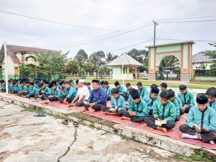 Khidmat dan Penuh Kebersamaan, MTsN 1 Bungo Laksanakan Wirid Yasin Rutin