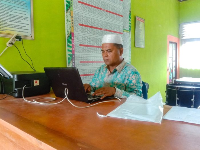 Dedikasi Tanpa Batas: Guru Senior Ini Buktikan Usia Hanya Angka dalam Mengajar Dedikasi Tanpa Batas: Guru Senior Ini Buktikan Usia Hanya Angka dalam Mengajar