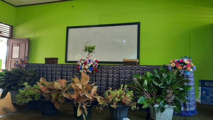 Kekompakan Guru MTsN 1 Bungo Sulap Ruang Serba Guna Menjadi Lebih Estetis dan Fungsional