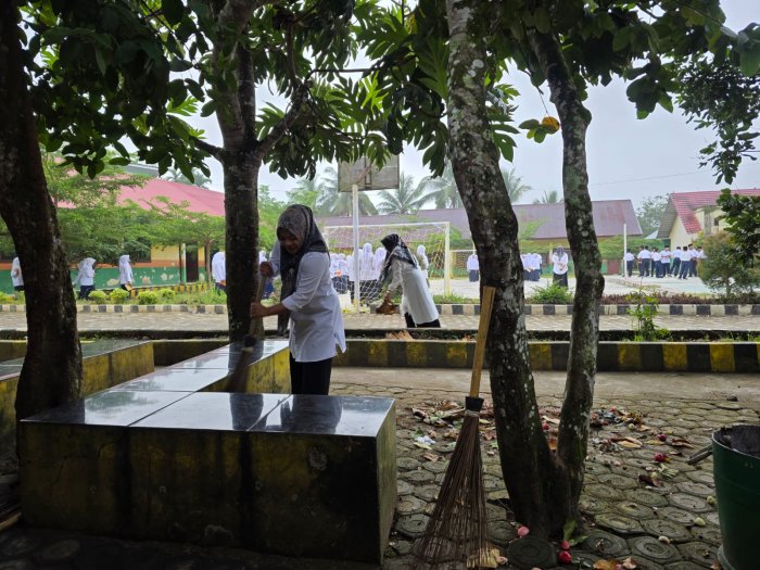 Teladan Nyata Guru Piket, Wujudkan MTsN 1 Bungo yang ASRI dan Nyaman Teladan Nyata Guru Piket, Wujudkan MTsN 1 Bungo yang ASRI dan Nyaman
