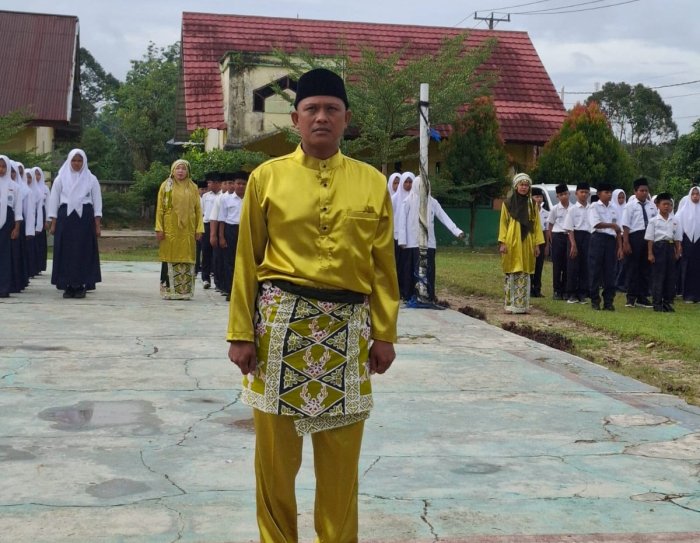 Berjalan Khidmat dan Sukses, Pak Candra Staf TU MTsN 1 Bungo Pimpin Upacara Hari Guru Nasional