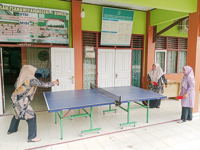 Penuh Keceriaan, Ibu Guru MTsN 1 Bungo Tunjukkan Semangat Positif di Tenis Meja