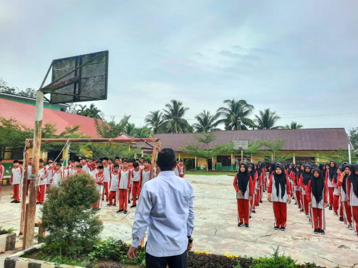 Waka Kesiswaan MTsN 1 Bungo Tegaskan Komitmen Jaga Kebersihan demi Wujudkan Madrasah ASRI