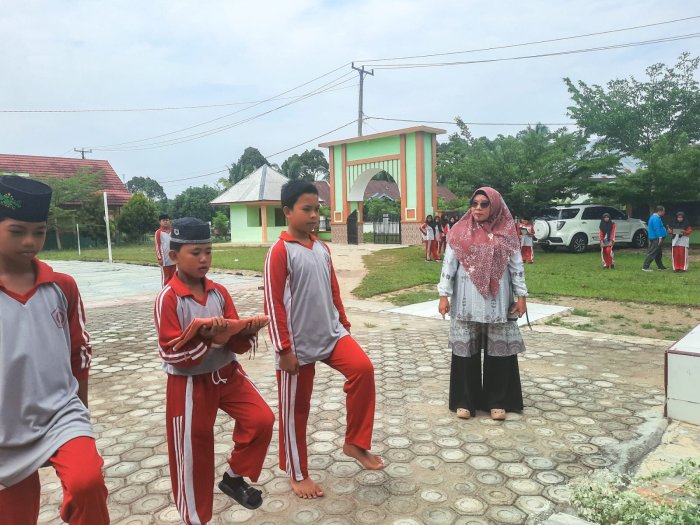 Latihan Upacara : Wadah Pengembangan Potensi Siswa MTsN 1 Bungo Latihan Upacara : Wadah Pengembangan Potensi Siswa MTsN 1 Bungo