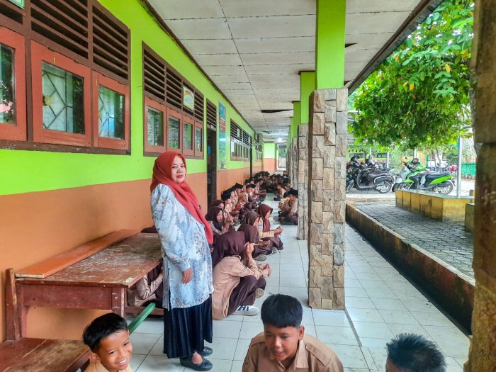 Semangat Tak Surut di Tengah Hujan: Kelas 8B Sukses Jalankan Pembiasaan Pagi