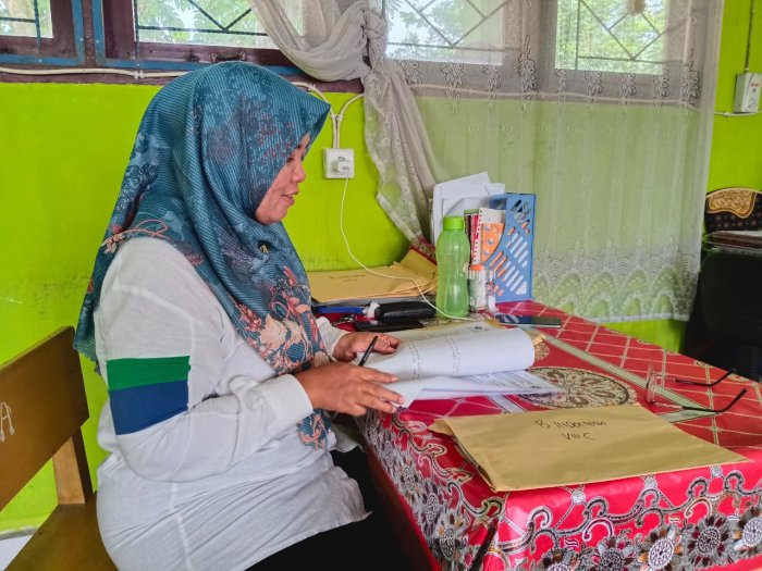 Hari Terakhir ASAT 2025/2026: Guru Bahasa Indonesia MTsN 1 Bungo Gerak Cepat Koreksi Lembar Jawaban Siswa