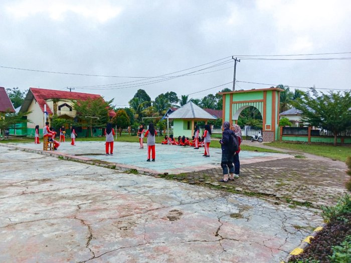 Semarak Hari Kedua Class Meeting, Pertandingan Voli Putri MTsN 1 Bungo Berlangsung Sengit