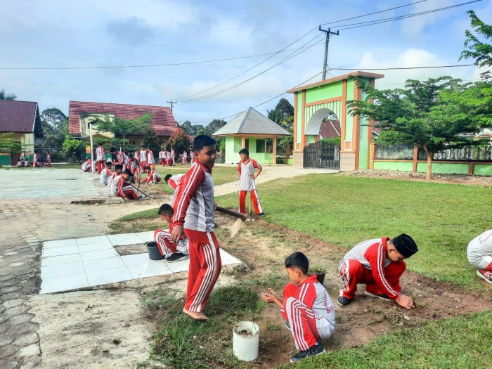 Kerja Bakti dalam Pendidikan Karakter, MTsN 1 Bungo: Realisasi Literasi