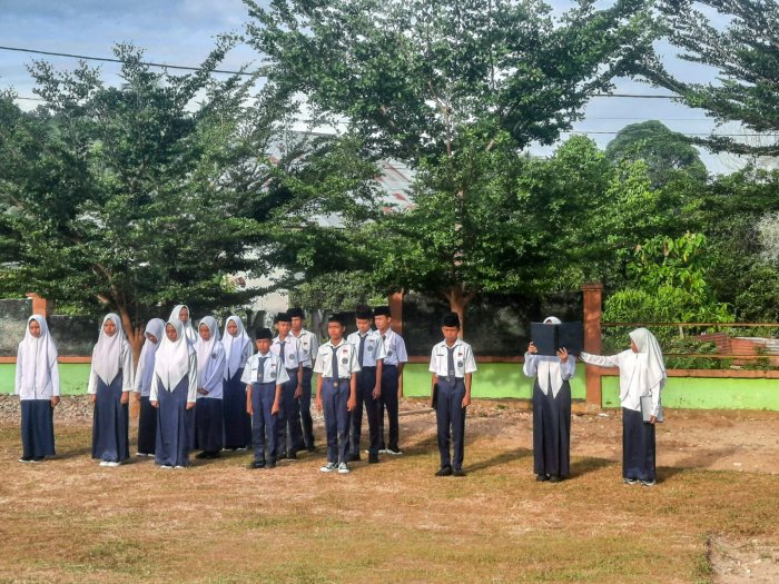 Zahra Ramadani Bacakan UUD 1945 dengan Lantang di Upacara Hari Pahlawan MTsN 1 Bungo