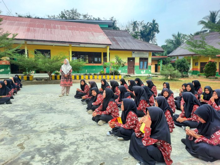 Pengajian Rutin MTsN 1 Bungo Berjalan Khidmat, Guru Piket Full Team Dampingi Peserta Didik