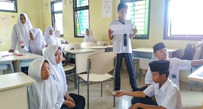 Siswa Kelas 8A MTsN 1 Bungo Lakukan Eksperimen Getaran dan Gelombang