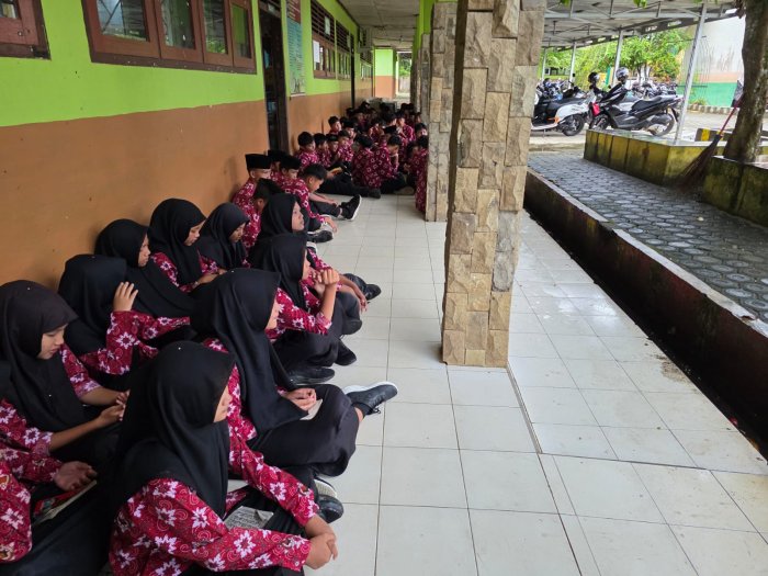Semangat Tak Surut di Tengah Hujan, Pengajian Pagi MTsN 1 Bungo Tetap Khidmat dan Inspiratif