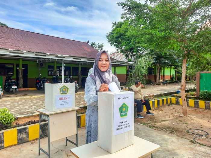 Perkuat Budaya Demokrasi, Ka. Ur TU dan Jajarannya Antusias Ikuti PILKASIM 2025 MTsN 1 Bungo