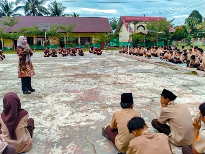 Usai Pembiasaan Pagi, Evi Guswanti S.Pd.I., Ingatkan Siswa MTsN 1 Bungo Soal Panjang Pendek Bacaan Al-Quran