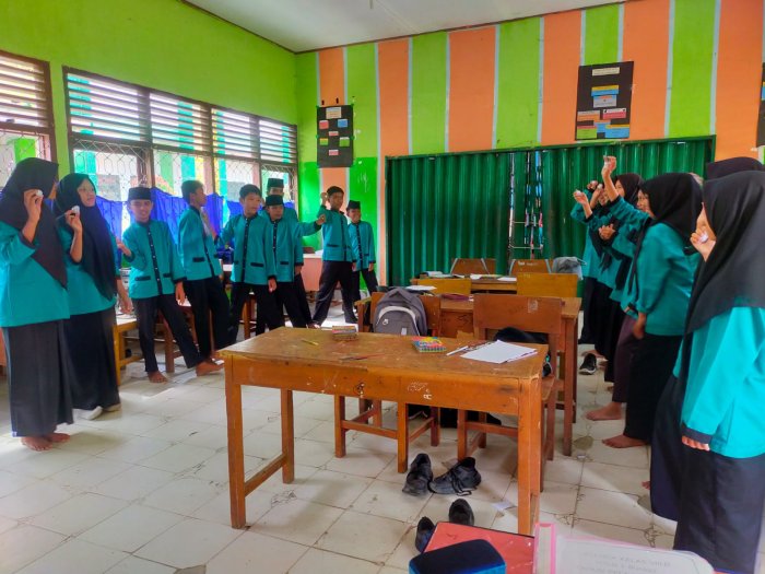 Pecahkan kebosanan dikelas VIIID : Game Snowing Ball Throwing Tingkatkan Kosa Kata Bahasa Inggris Siswa