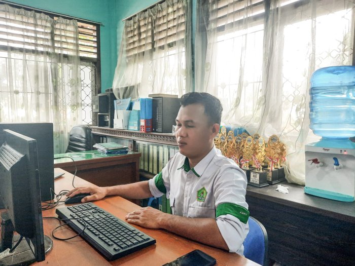 Sigap dan Profesional! Operator RDM MTsN 1 Bungo Matangkan Persiapan Aplikasi demi Kelancaran Penilaian Guru