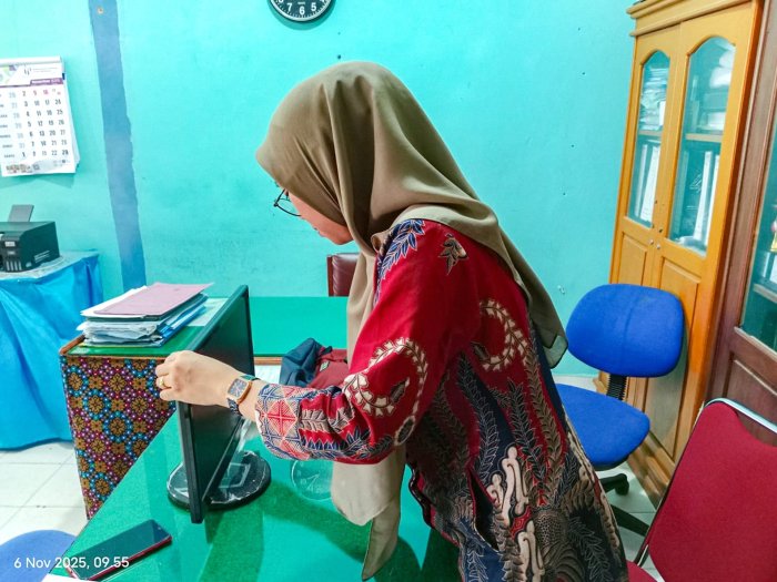 Jaga Kinerja Optimal, Staf MTsN 1 Bungo Rutin Lakukan Perawatan Sarana Administrasi dan Elektronik Kantor Jaga Kinerja Optimal, Staf MTsN 1 Bungo Rutin Lakukan Perawatan Sarana Administrasi dan Elektronik Kantor