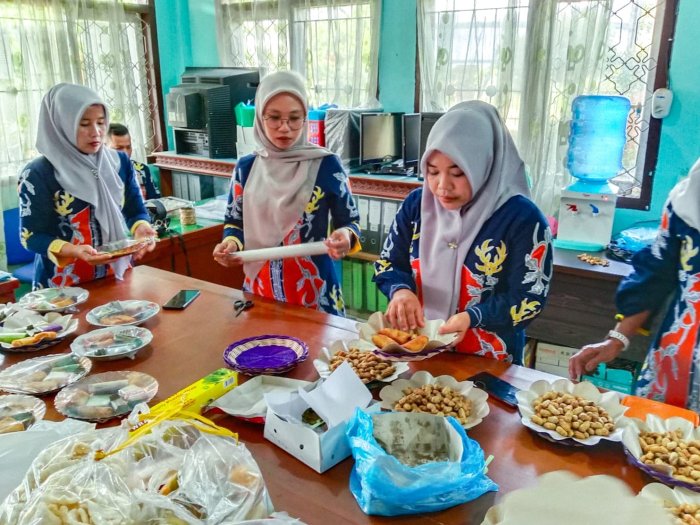 Antusias Srikandi MTsN 1 Bungo Persiapkan Kudapan Manis untuk Rakor KKKM