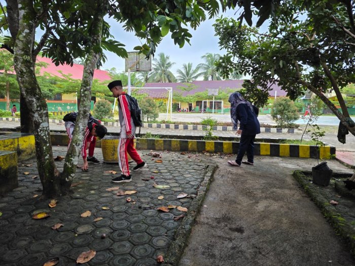 Peduli Lingkungan Sejak Pagi, Guru Piket dan Siswa MTsN 1 Bungo Konsisten Jaga Kebersihan Madrasah