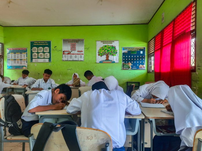 Siswa Kelas 7A Antusias Pelajari Teks Prosedur Melalui Diskusi Kelompok