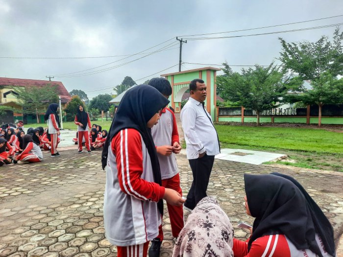 Kepala MTsN 1 Bungo Turun Langsung Pantau Classmeeting, Pastikan Kegiatan Berjalan Tertib dan Sportif