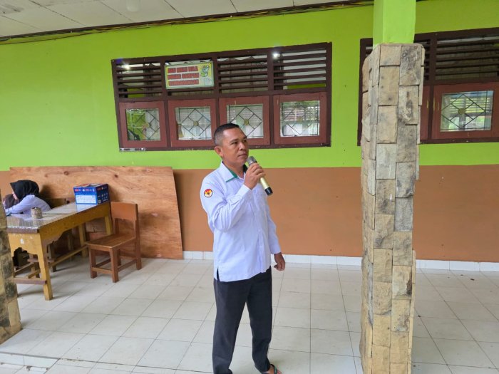 Disiplin dan Peduli Lingkungan! Waka Kesiswaan MTsN 1 Bungo Intensif Pantau Aksi Bersih Madrasah di Tengah Ujian Disiplin dan Peduli Lingkungan! Waka Kesiswaan MTsN 1 Bungo Intensif Pantau Aksi Bersih Madrasah di Tengah Ujian