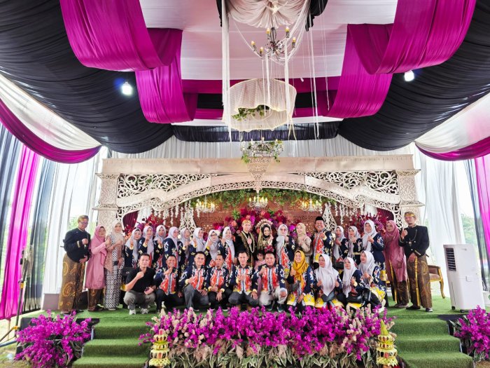 Hangatkan Silaturahmi, Keluarga Besar MTsN 1 Bungo Hadiri Undangan Ibu Devinal di Rimbo Bujang