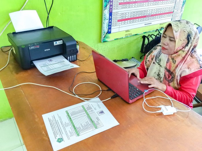 Semangat Majelis Guru MTsN 1 Bungo Dalam Mencetak Rapor PTS Ganjil Tahun Pelajaran 2025/2026