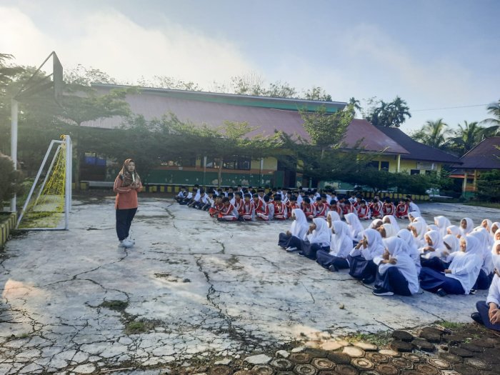 Penuh Semangat dan Disiplin: Arahan Ibu Fitra Hayati Iringi Ujian Praktik Kelas IX MTsN 1 Bungo Penuh Semangat dan Disiplin: Arahan Ibu Fitra Hayati Iringi Ujian Praktik Kelas IX MTsN 1 Bungo