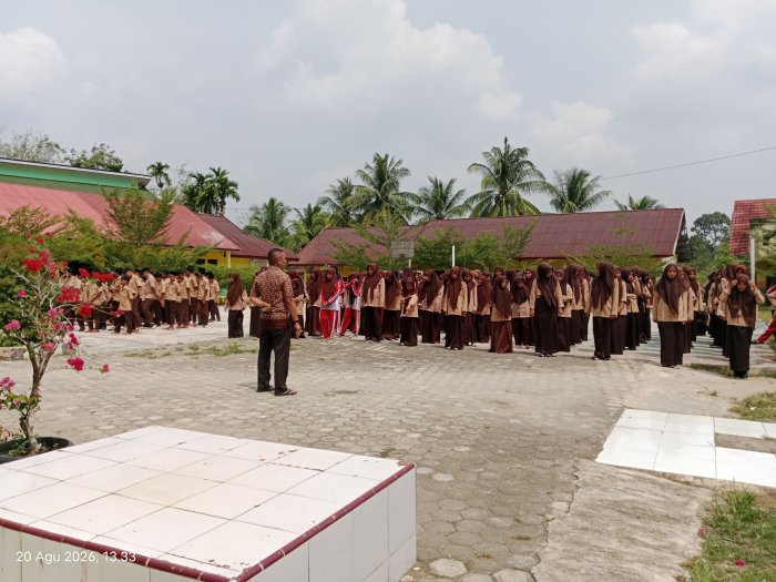 Waka Kesiswaan MTsN 1 Bungo Ingatkan Siswa: Disiplin di Jalan, Utamakan Keselamatan dan Langsung Pulang ke Rumah Waka Kesiswaan MTsN 1 Bungo Ingatkan Siswa: Disiplin di Jalan, Utamakan Keselamatan dan Langsung Pulang ke Rumah