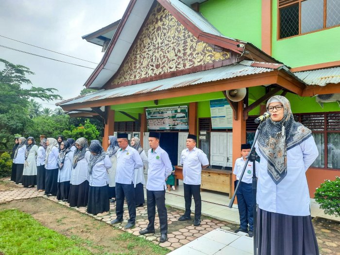 Upacara Bendera MTsN 1 Bungo: Amanat Pembina Upacara Tekankan Pentingnya Kebersihan untuk Hindari Nyamuk