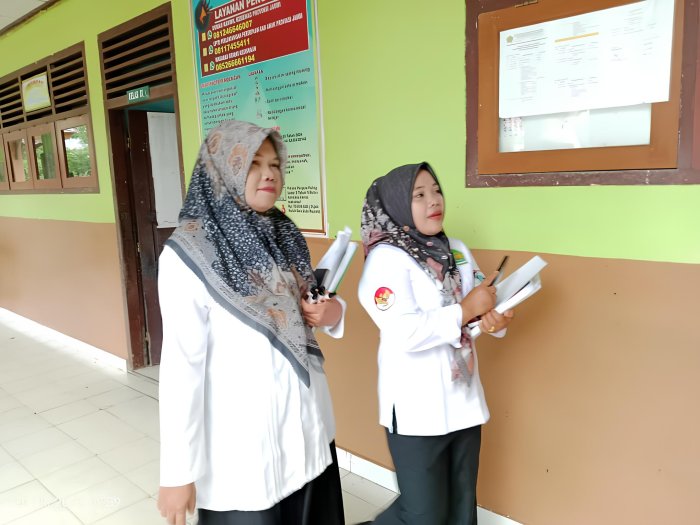 Awali Pekan dengan Gairah, Guru MTsN 1 Bungo Berjalan Penuh Semangat Menuju Kelas