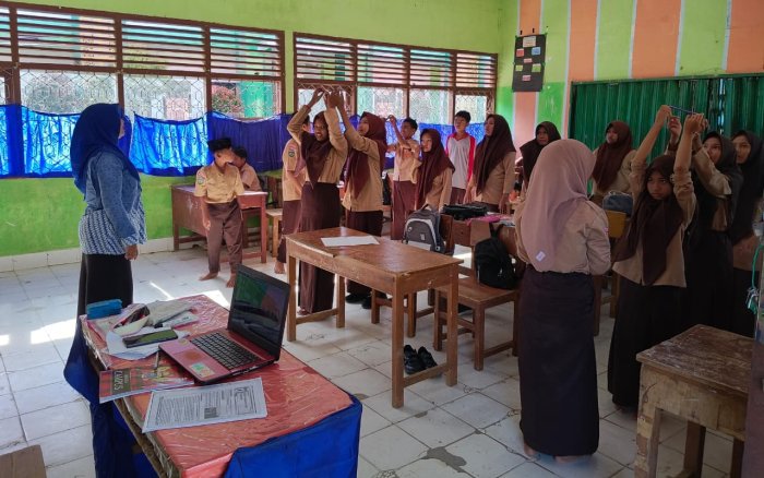 Pecah Kebekuan di Kelas VIIID: Ice Breaking Oper Pena Tingkatkan Fokus Belajar Seni Budaya