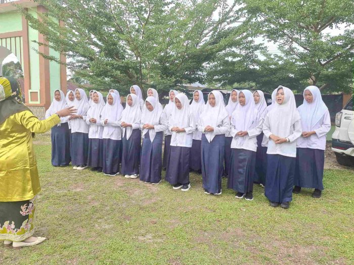 Ibu Syam Anggraini Pimpin Dirigen Upacara HGN 2025, Semangat Harmoni Warnai MTsN 1 Bungo Ibu Syam Anggraini Pimpin Dirigen Upacara HGN 2025, Semangat Harmoni Warnai MTsN 1 Bungo