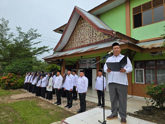 Awali Tahun Pelajaran 2026/2027, Kepala MTsN 1 Bungo Gaungkan Pentingnya Menghargai Waktu dalam Upacara Bendera