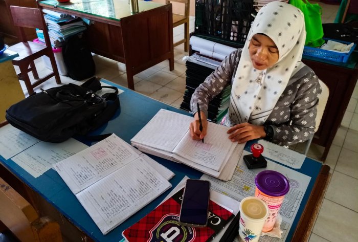 Penertiban Administrasi: Ibu Asmara Diana, S.Pd.I. Selesaikan Koreksi dan Daftar Nilai IPS Kelas VIII & IX