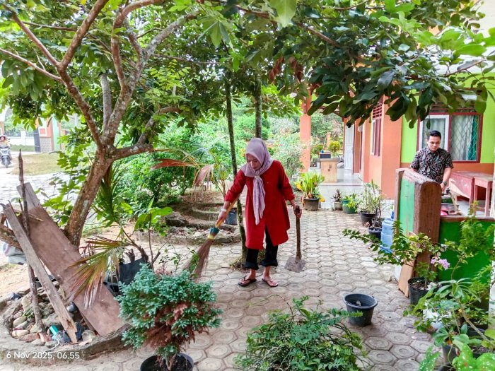 Bukan Sekadar Aturan, Kebersihan Ruangan Kantor dan Taman MTsN 1 Bungo Adalah Budaya yang Mengakar Kuat